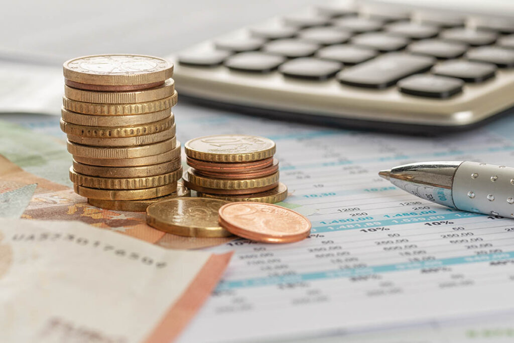 Geld mit Taschenrechner und Kugelschreiber Geld mit Taschenrechner und Kugelschreiber