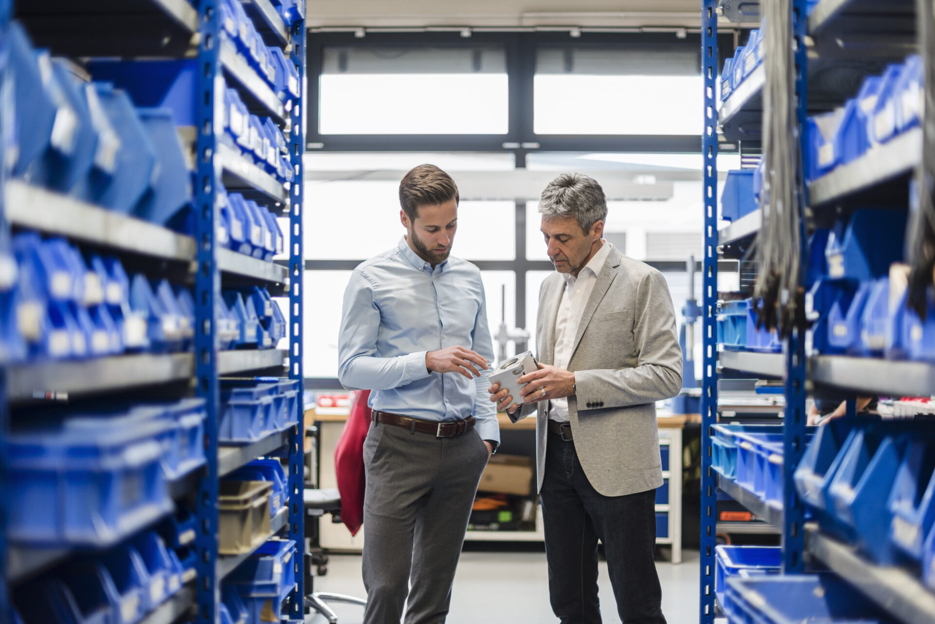 Handelsunternehmen Digitalsierung businessmen during meeting storage