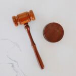 Rückzahlung der Corona-Soforthilfen: NRW verliert Berufung, im Bild: richterlicher Holzhammer
