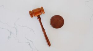 Rückzahlung der Corona-Soforthilfen: NRW verliert Berufung, im Bild: richterlicher Holzhammer
