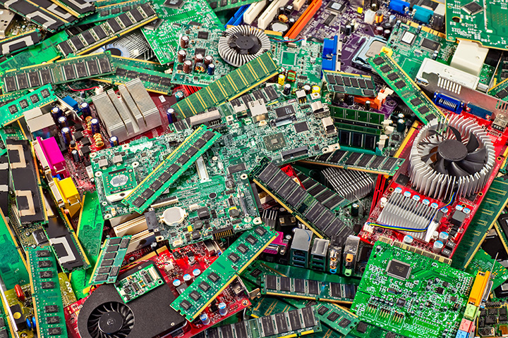 Müllberg aus Computerplatinen Müllberg aus Computerplatinen