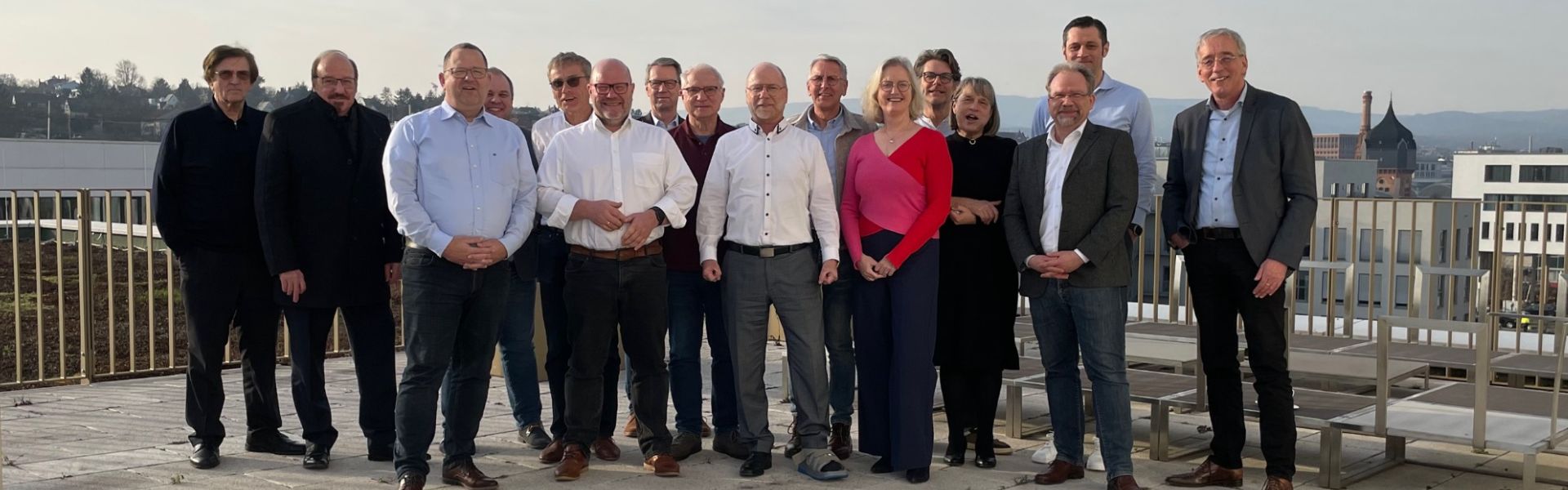 Foto der Mitglieder der Fachgruppe Sanierung auf einer Dachterrasse in Wiesbaden