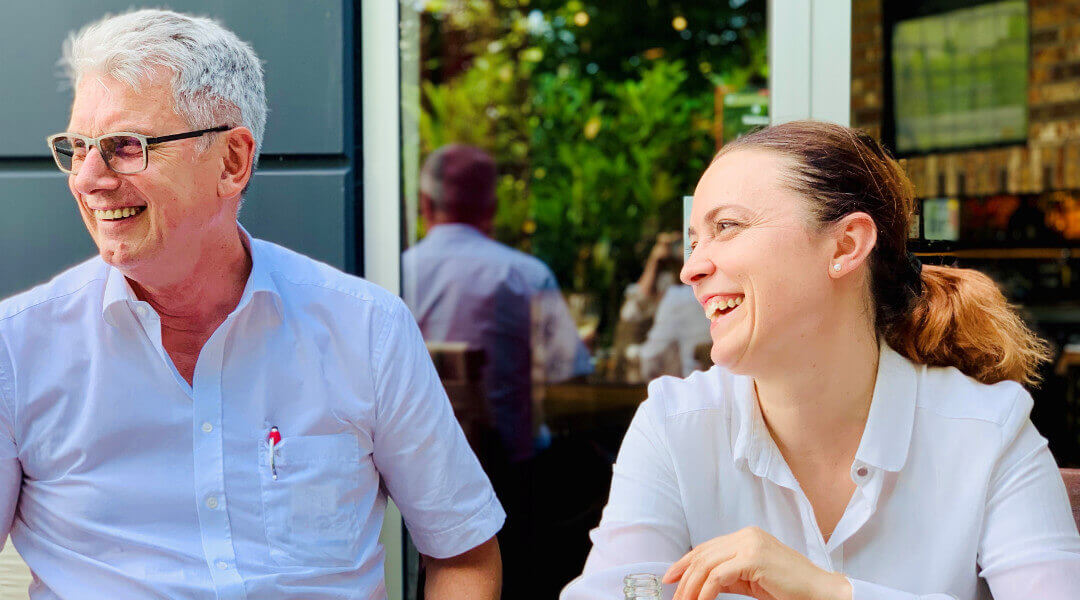 fachgruppe unternehmensnachfolge entspannt lachen