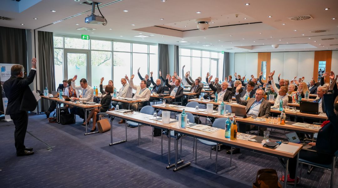 Frühjahrsfachtagung 2023 Programm Tag 1, hier Foto mit Auditorium