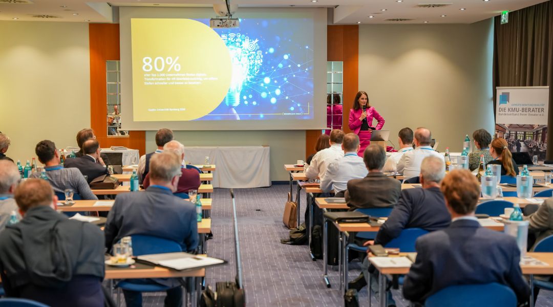 Frühjahrsfachtagung 2023 Programm Tag 2, hier Foto mit Auditorium und Vortragspräsentation