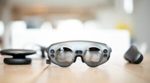 Irgendwas mit digital - vier Digital-Trends 2023, im Bild eine VA-Brille und Zubehör auf einem hellen Holztisch