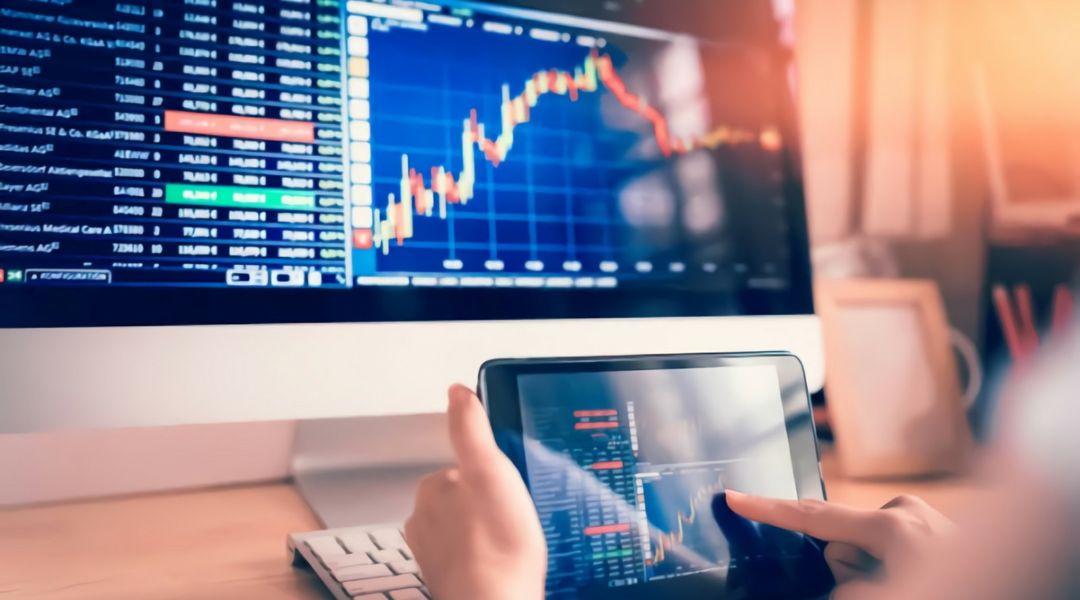 Liquiditätsplanung für KMU, hier zwei Bildschirme mit bunten Analysedaten
