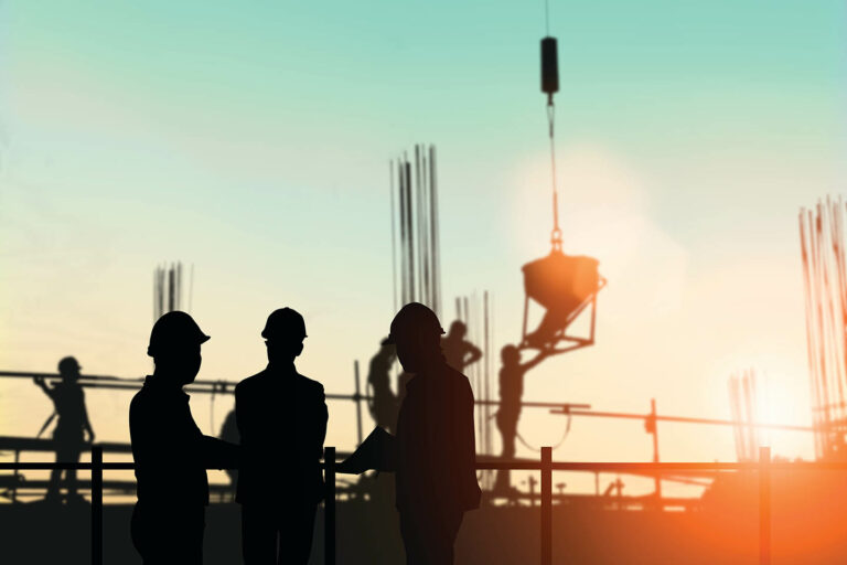 Silhouette engineer standing orders for construction crews to wo Die Bedeutung von Firmenmänteln