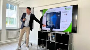 Referent während der Präsentation Fachkräftegewinnung beim Treffen der Fachgruppe Bauwirtschaft im April 2023
