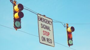 Warnsignale, hier Ampel und Schild, Unternehmenskrise